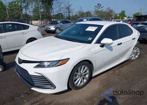 2022 Toyota Camry Le Awd z USA, uszkodzony, nr VIN 4T1R11BK0NU067461